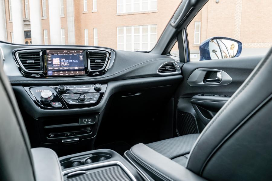 Интерьер Chrysler Pacifica Hybrid S Appearance Package (RU) 2018 года  (фото 30 из 33)